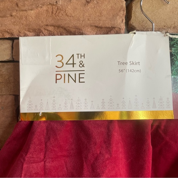 34th & Pine red white trim Christmas tree skirt NWT - Picture 2 of 10